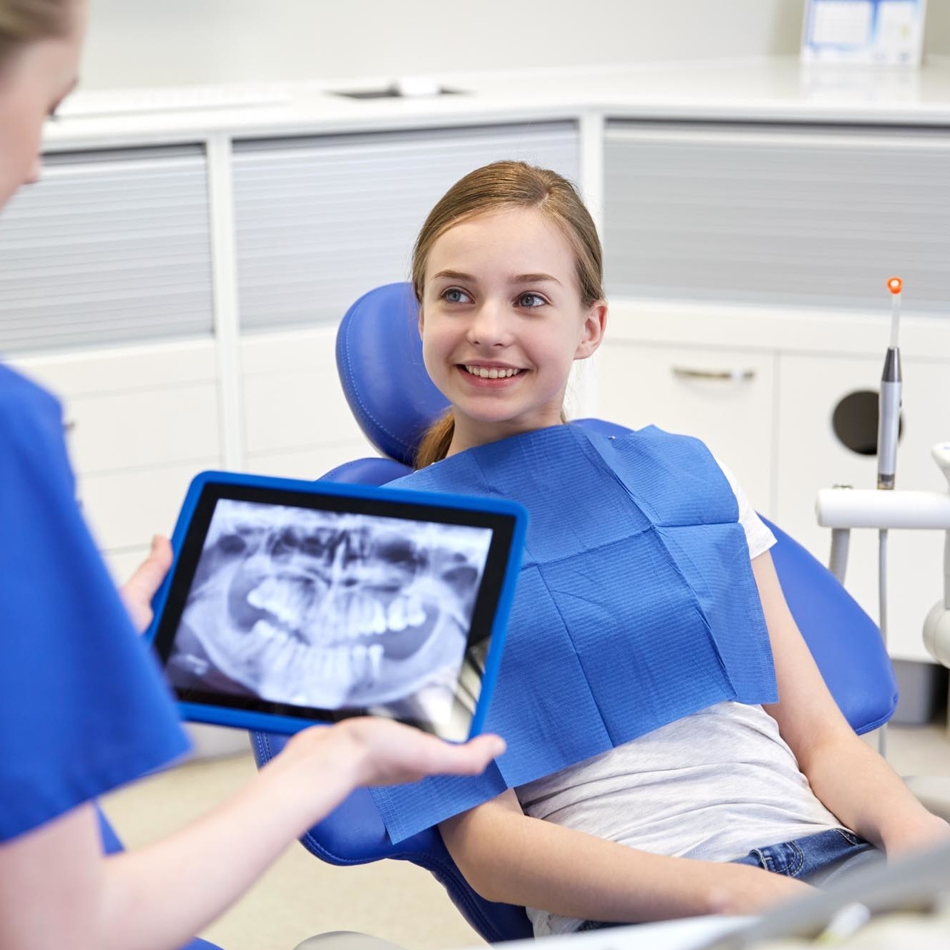 Computer, Digital Tablet, Teenage Girls, Women, Females, Medical Scanner, Medical Scan, Dental Health, Clinic, Medical Exam, Dentist's Office, Young Adult, Teenager, Child, Smiling, X-ray, Expertise, Concepts, Healthcare And Medicine, Technology, X-ray Image, Indoors, Cheerful, Human Teeth, Doctor, Dentist, Paramedic, Professional Occupation, Occupation, Patient, People, Dental Equipment, PC, roentgen, rontgen, stomatologist, stomatology, Stomatological, Application Software, Portable Information Device