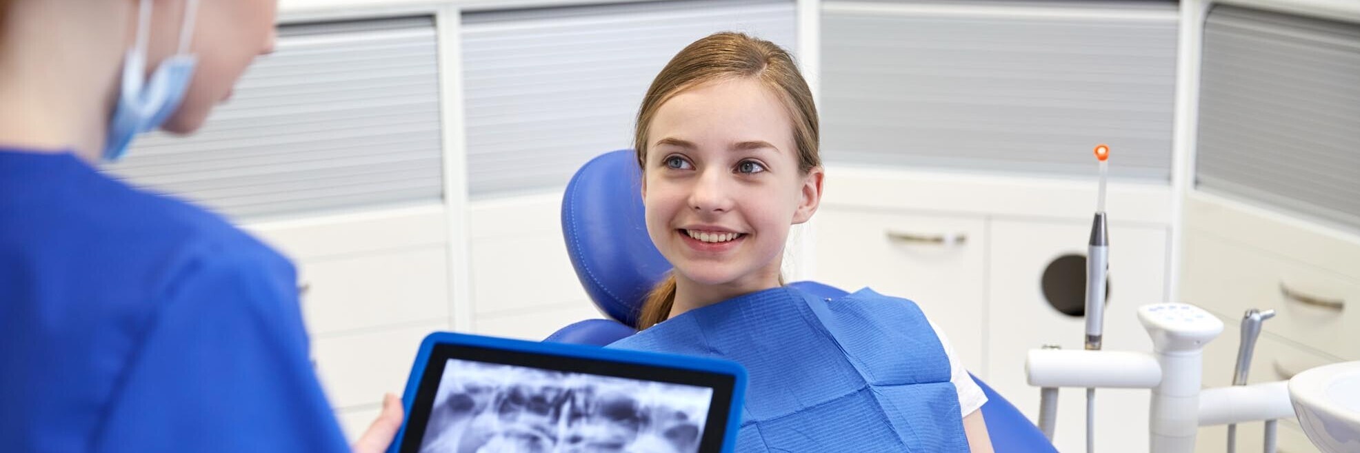 Computer, Digital Tablet, Teenage Girls, Women, Females, Medical Scanner, Medical Scan, Dental Health, Clinic, Medical Exam, Dentist's Office, Young Adult, Teenager, Child, Smiling, X-ray, Expertise, Concepts, Healthcare And Medicine, Technology, X-ray Image, Indoors, Cheerful, Human Teeth, Doctor, Dentist, Paramedic, Professional Occupation, Occupation, Patient, People, Dental Equipment, PC, roentgen, rontgen, stomatologist, stomatology, Stomatological, Application Software, Portable Information Device
